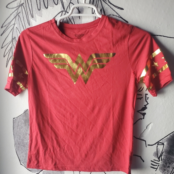 Wonder Women Tops - Women's Wonder Women Red Tee size L